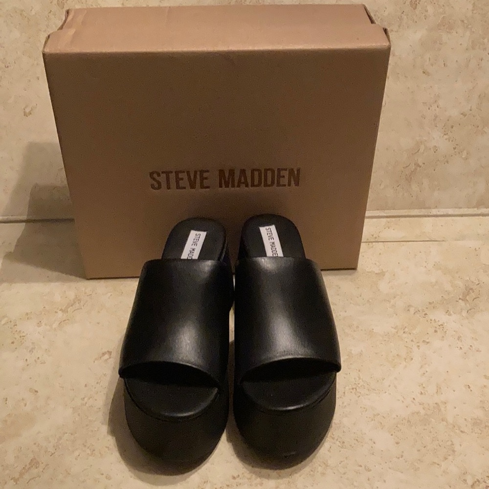 Ladies Steve Madden Black leather “Christa” platform shoe